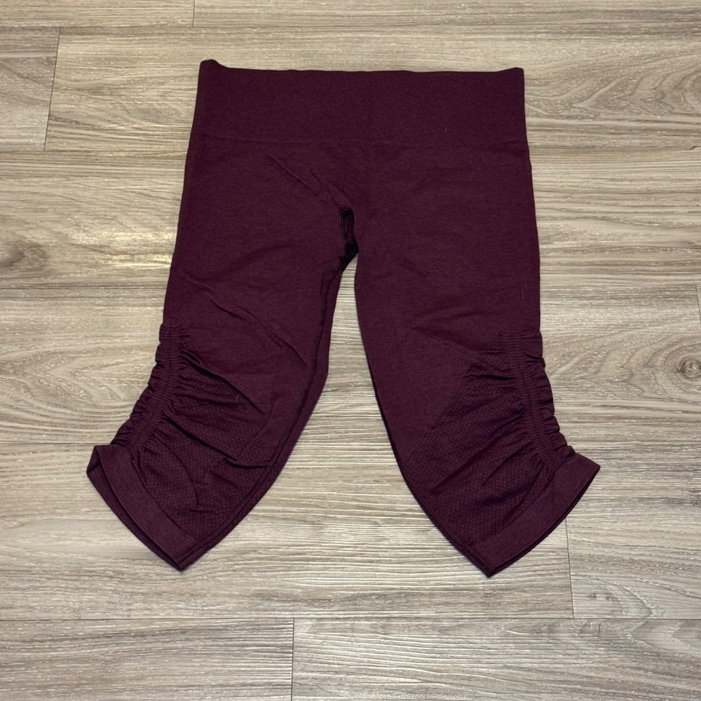Lululemon Size 8 Maroon Seamless Crop Leggings